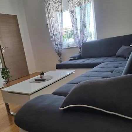 Apartamento Nikol Apartman Peracko Blato